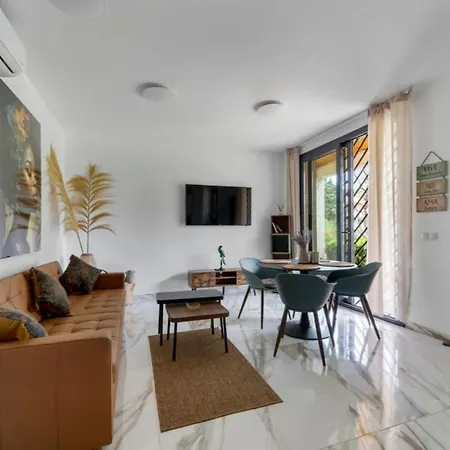 Casa Maria At Parrot At Carihuela